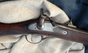 A closeup picture of the trigger and flintlock mechanism on a musket.